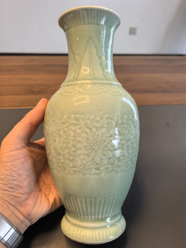 古玩陶瓷大清乾隆年製官窯款豆青釉暗刻纏枝蓮紋瓶拍賣，當(dāng)前價格4980元