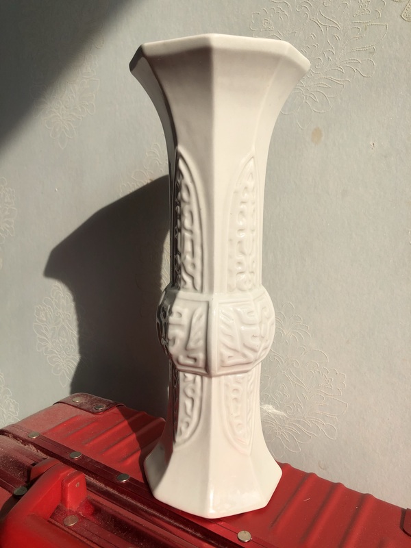 古玩轉賣蕉葉饕餮紋白釉花觚花觚拍賣，當前價格299元