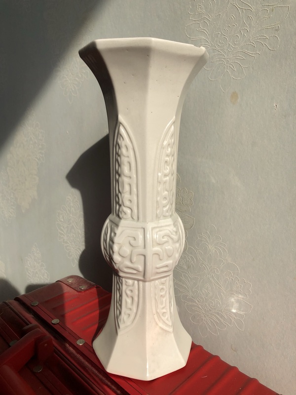 古玩陶瓷蕉葉饕餮紋白釉花觚花觚拍賣，當前價格1800元