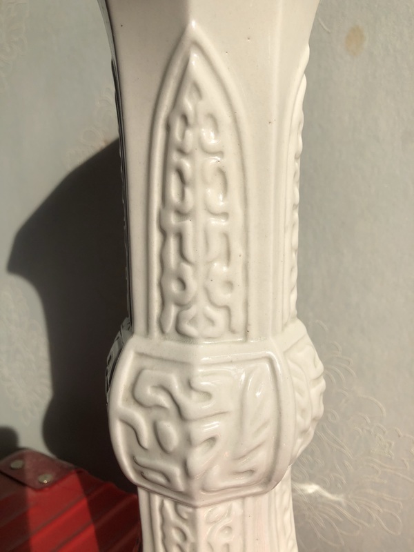 古玩陶瓷蕉葉饕餮紋白釉花觚花觚拍賣，當前價格1800元