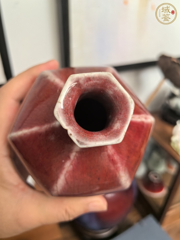 古玩陶瓷清中期郎紅釉六棱梅瓶真品鑒賞圖
