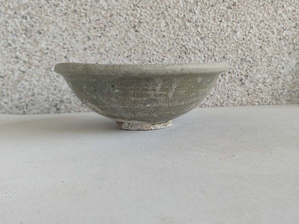 古玩陶瓷龍泉青瓷印花碗拍賣，當前價格398元
