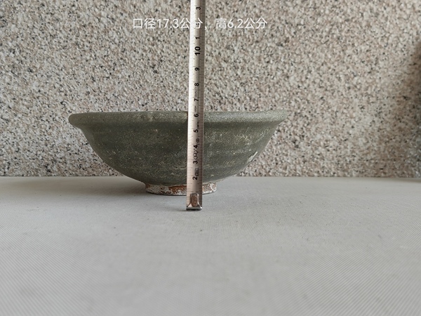 古玩陶瓷龍泉青瓷印花碗拍賣，當前價格398元