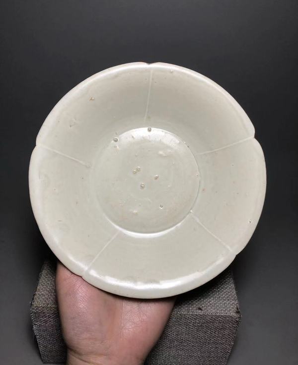 古玩轉賣北宋，白釉五出筋葵口盤拍賣，當前價格5200元