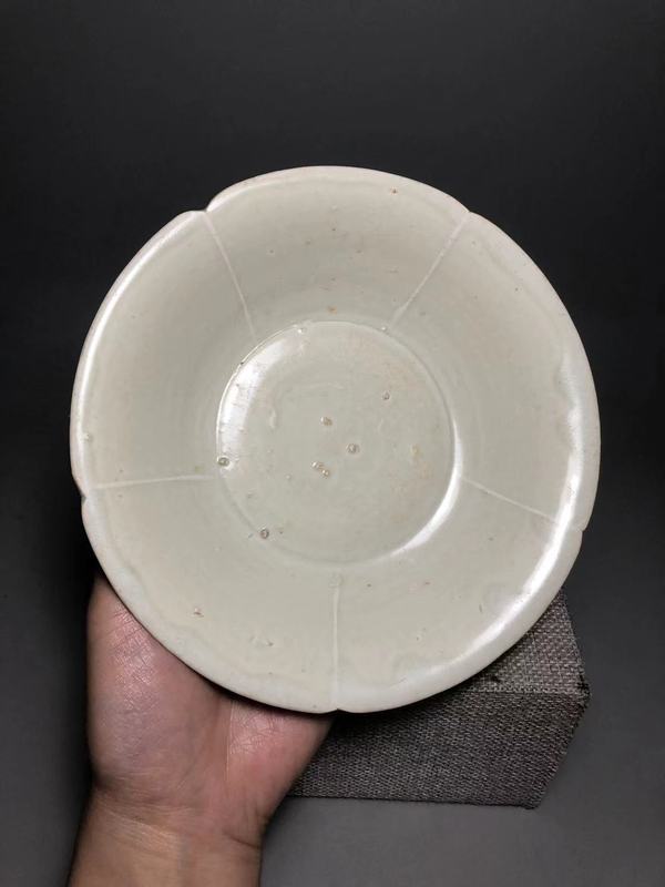 古玩陶瓷北宋,白釉五出筋葵口盤拍賣,當前價格1800元