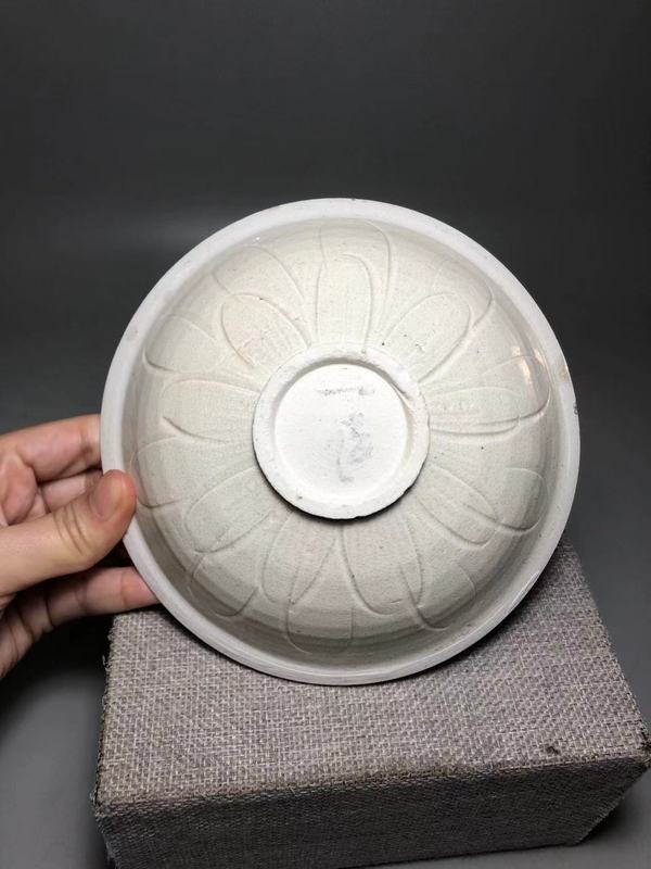 古玩陶瓷宋,米黃釉刻仰蓮紋盤拍賣,當前價格1200元