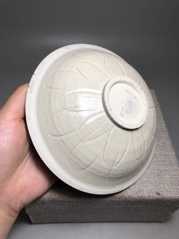 古玩陶瓷宋,米黃釉刻仰蓮紋盤拍賣,當前價格1200元