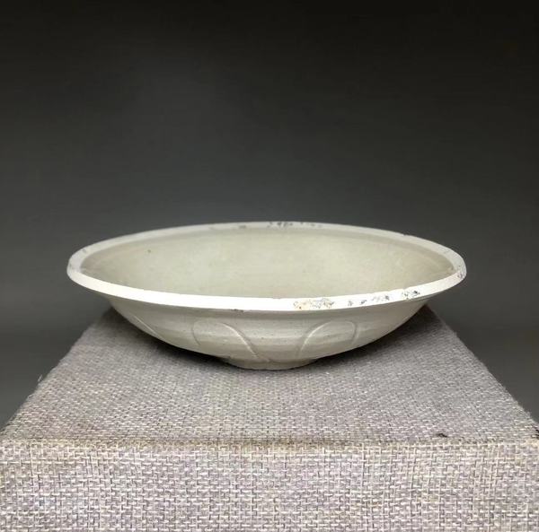 古玩陶瓷宋,米黃釉刻仰蓮紋盤拍賣,當前價格1200元