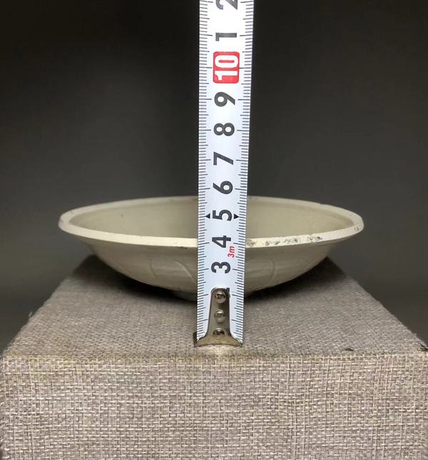 古玩陶瓷宋,米黃釉刻仰蓮紋盤拍賣,當前價格1200元