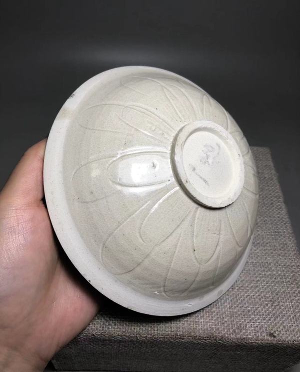 古玩陶瓷宋,米黃釉刻仰蓮紋盤拍賣,當前價格1200元
