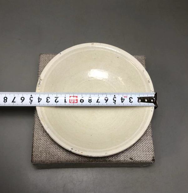 古玩陶瓷宋,米黃釉刻仰蓮紋盤拍賣,當前價格1200元