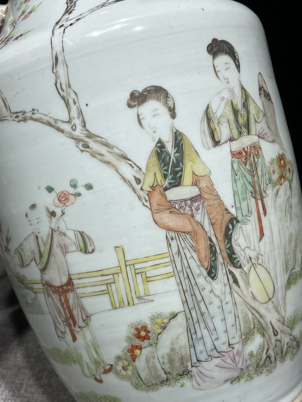 古玩陶瓷粉彩仕女人物撇口瓶拍賣,當前價格4000元