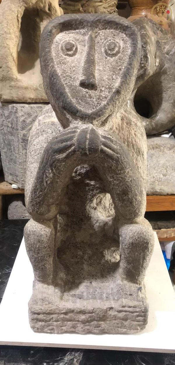 古玩石雕猴子捧桃真品鑒賞圖