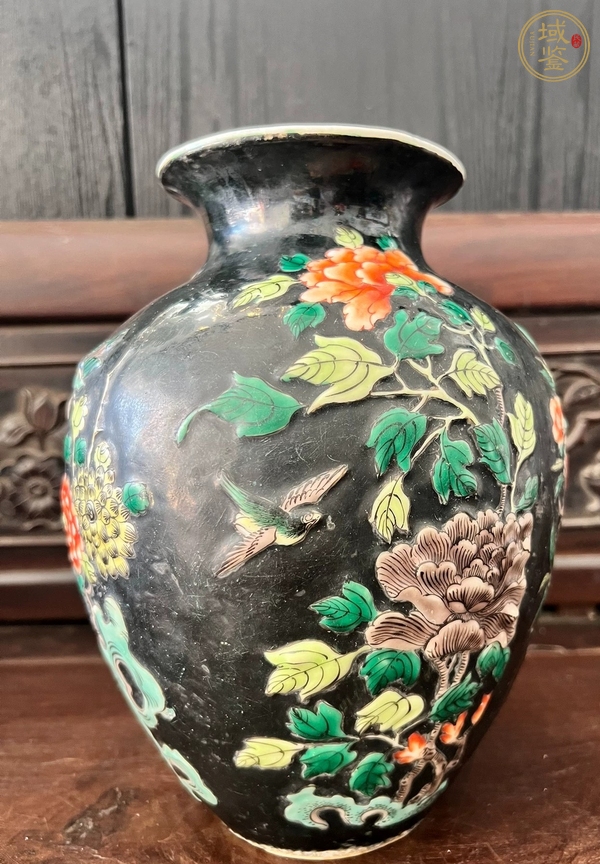 古玩陶瓷清晚期 墨地五彩花鳥紋太白罐真品鑒賞圖