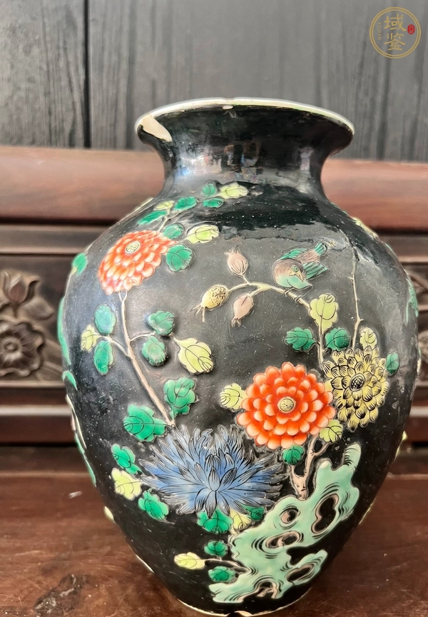 古玩陶瓷清晚期 墨地五彩花鳥紋太白罐真品鑒賞圖