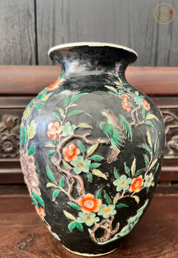 古玩陶瓷清晚期 墨地五彩花鳥紋太白罐真品鑒賞圖