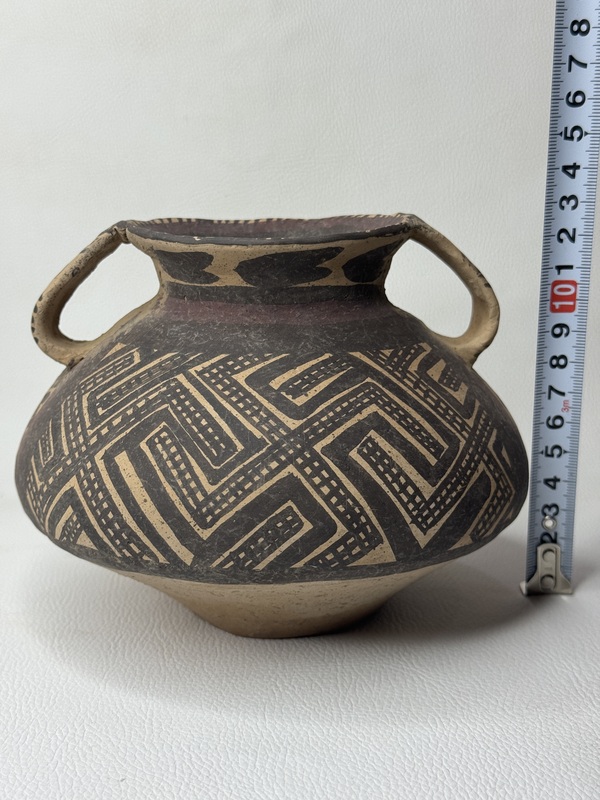 古玩轉(zhuǎn)賣馬廠·網(wǎng)格卐字紋雙耳罐拍賣,當(dāng)前價(jià)格1888元
