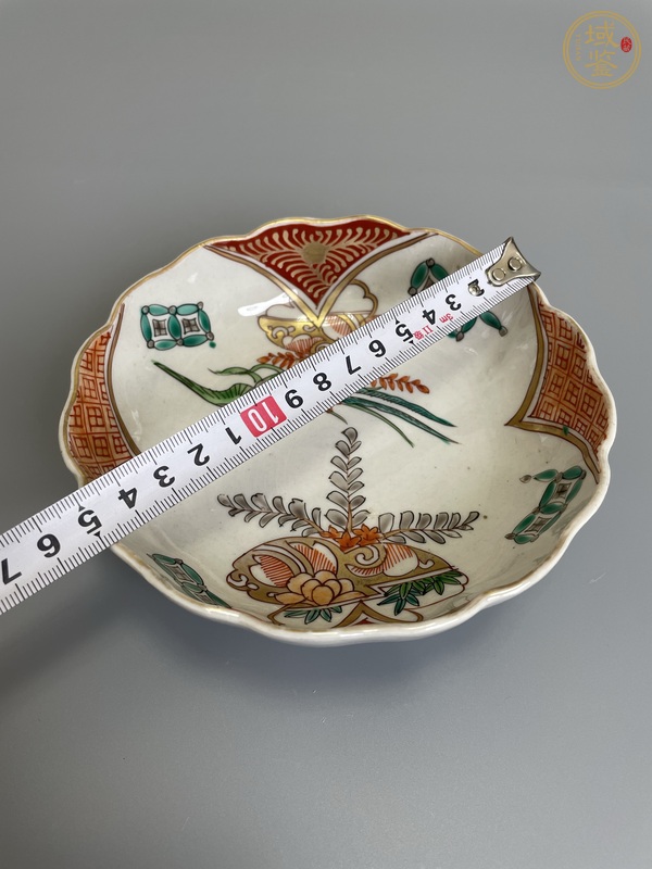 古玩陶瓷清中期 青花五彩描真金鳳凰花卉紋花口碗真品鑒賞圖