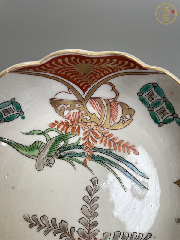 古玩陶瓷清中期 青花五彩描真金鳳凰花卉紋花口碗真品鑒賞圖