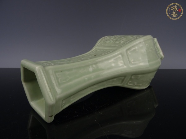 古玩陶瓷豆青釉夔龍紋六方瓶真品鑒賞圖