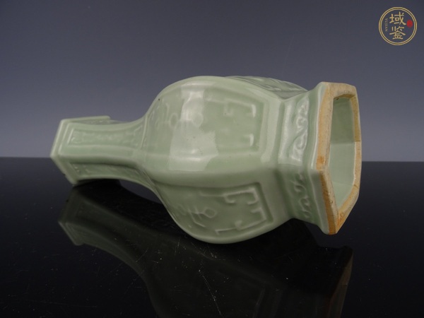 古玩陶瓷豆青釉夔龍紋六方瓶真品鑒賞圖