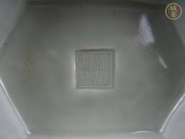 古玩陶瓷豆青釉夔龍紋六方瓶真品鑒賞圖