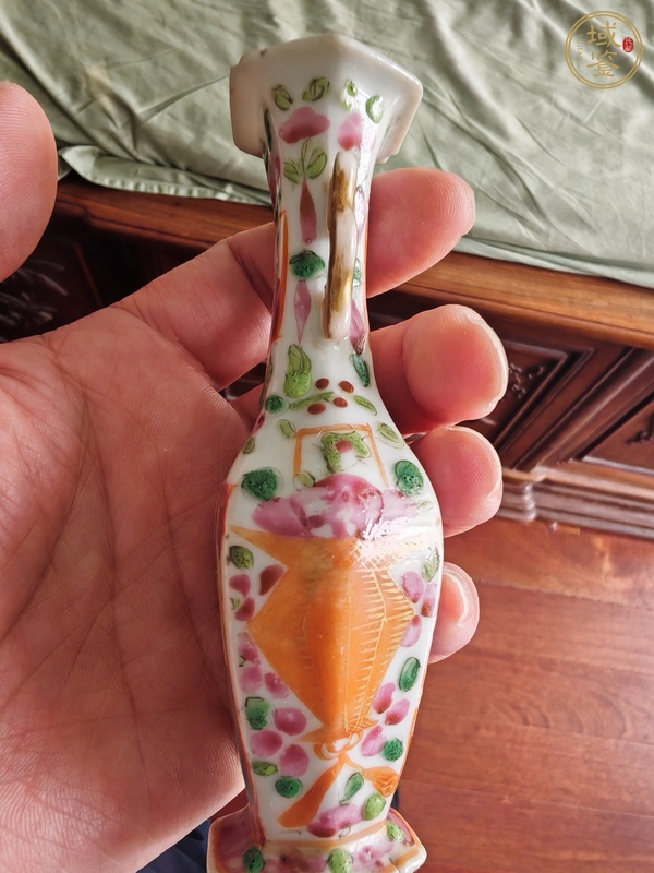 古玩陶瓷人物紋廣彩瓶真品鑒賞圖