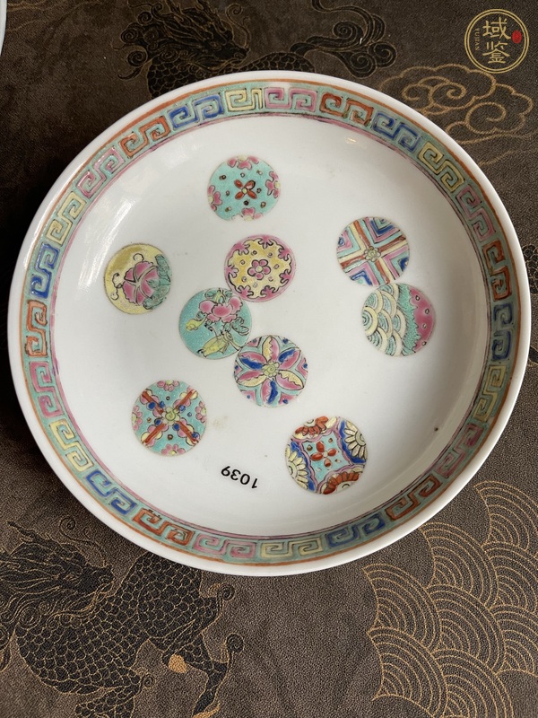 古玩陶瓷皮球花粉彩盤真品鑒賞圖