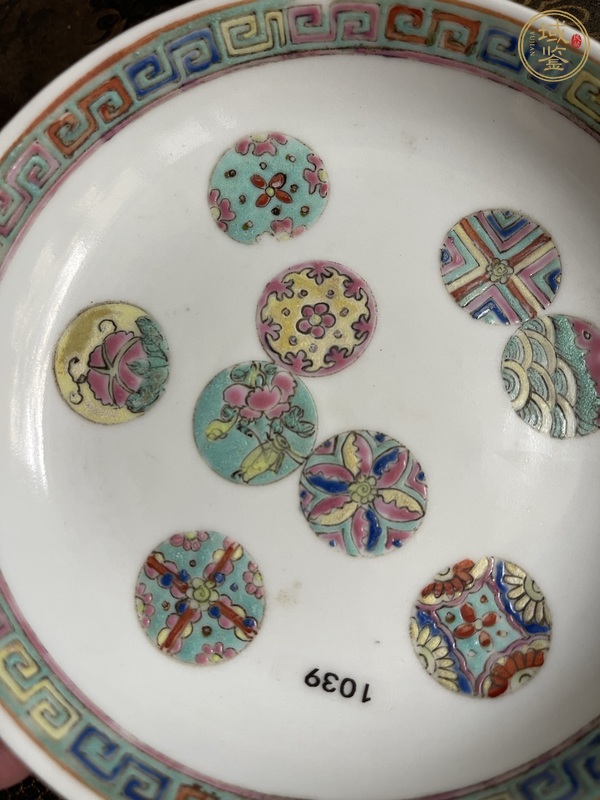 古玩陶瓷皮球花粉彩盤真品鑒賞圖