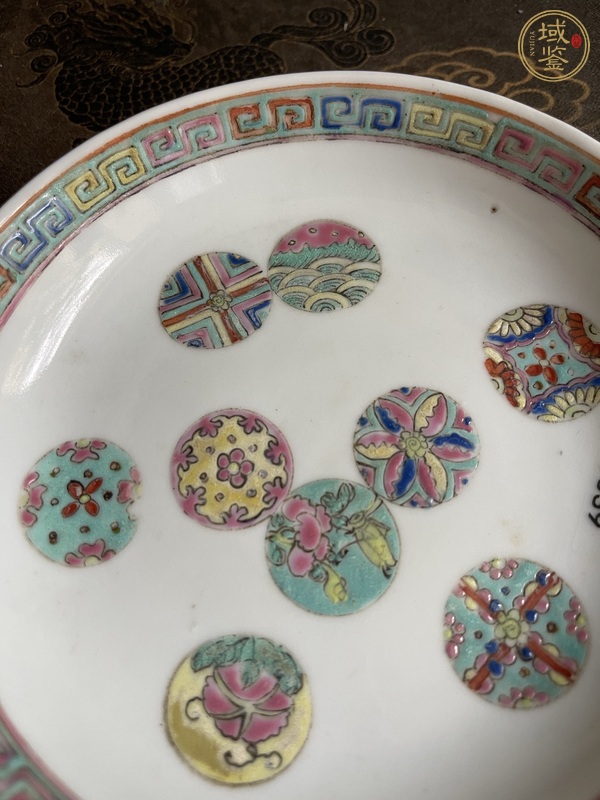 古玩陶瓷皮球花粉彩盤真品鑒賞圖