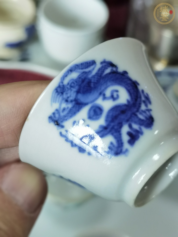 古玩陶瓷團(tuán)龍紋青花杯真品鑒賞圖