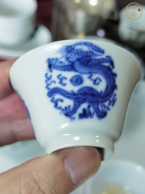 古玩陶瓷團(tuán)龍紋青花杯真品鑒賞圖