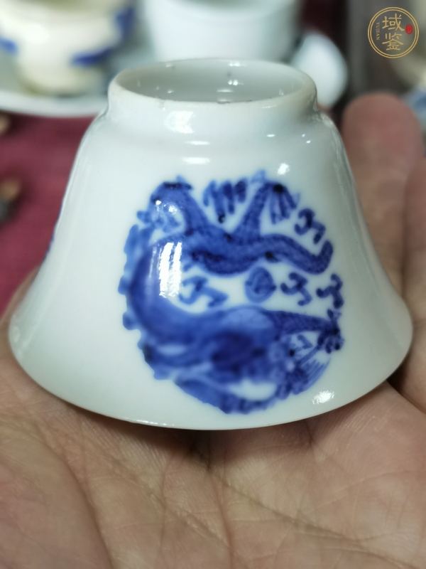 古玩陶瓷團(tuán)龍紋青花杯真品鑒賞圖