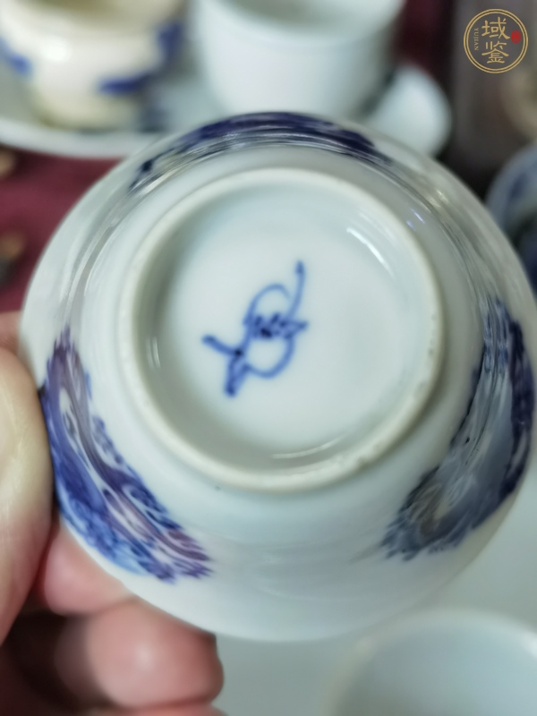 古玩陶瓷團(tuán)龍紋青花杯真品鑒賞圖