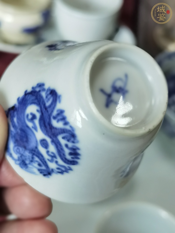 古玩陶瓷團(tuán)龍紋青花杯真品鑒賞圖