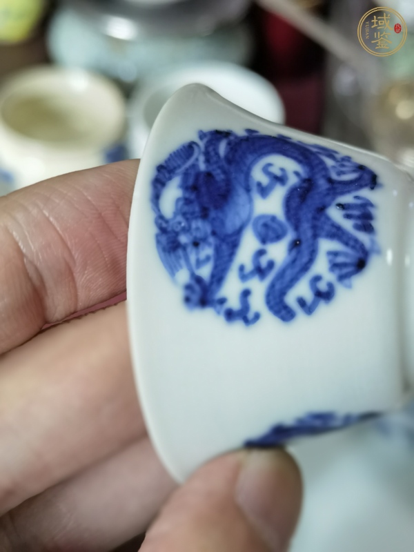 古玩陶瓷團(tuán)龍紋青花杯真品鑒賞圖