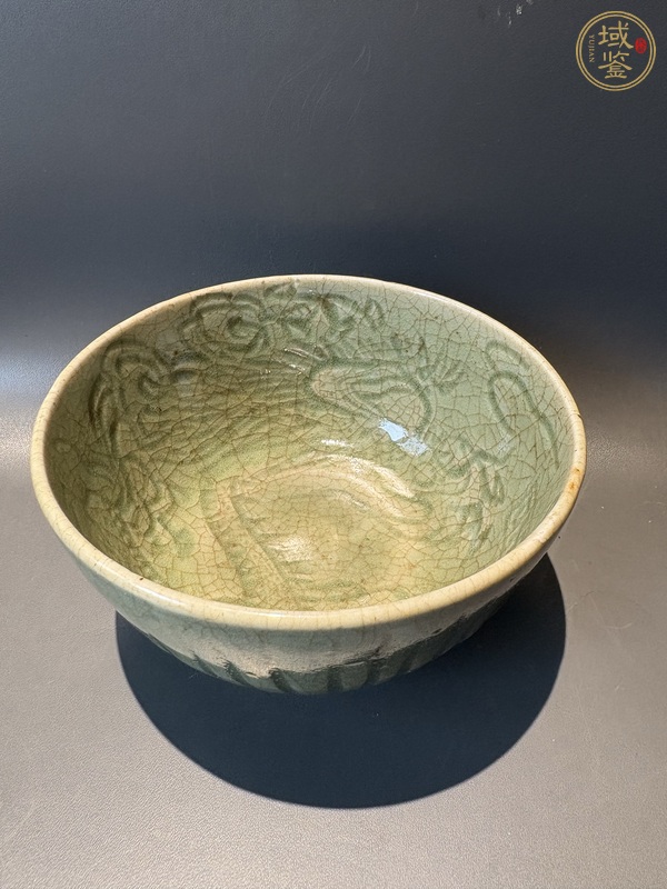 古玩陶瓷龍泉窯龍鳳紋碗真品鑒賞圖