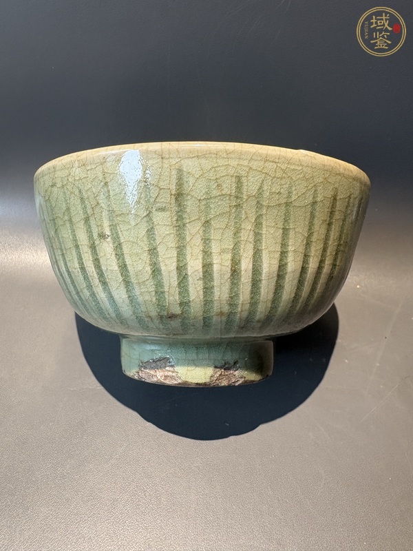 古玩陶瓷龍泉窯龍鳳紋碗真品鑒賞圖