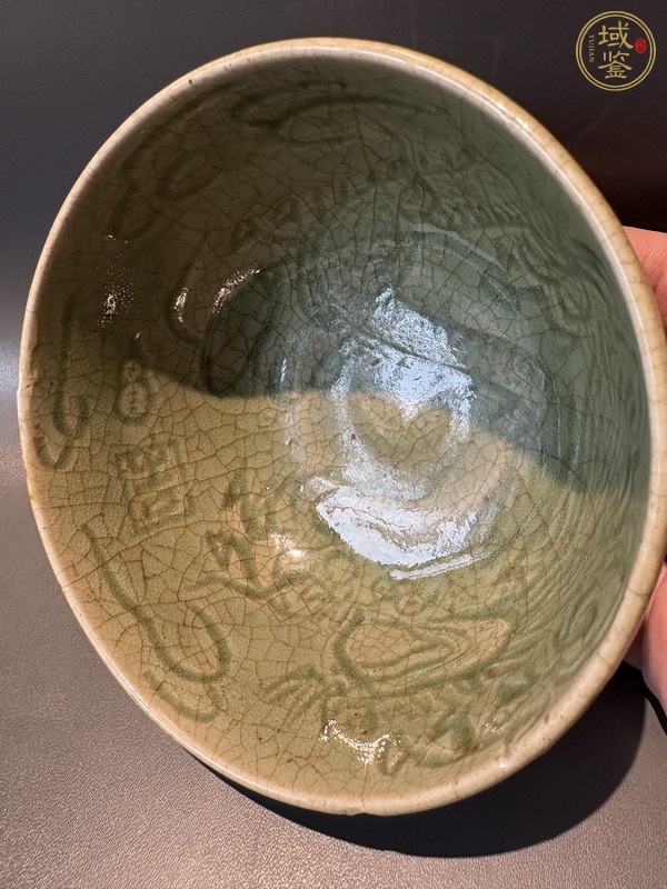古玩陶瓷龍泉窯龍鳳紋碗真品鑒賞圖