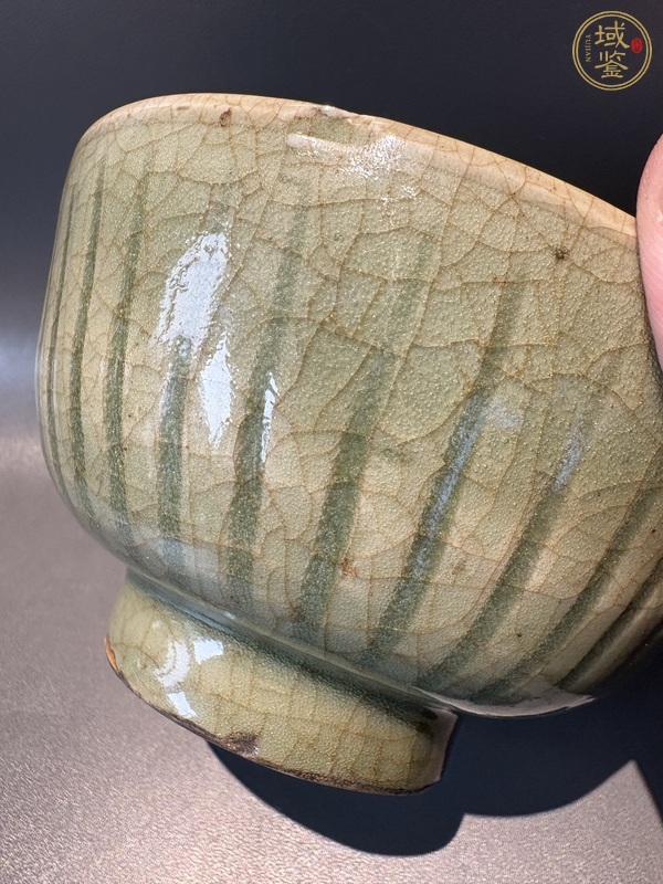 古玩陶瓷龍泉窯龍鳳紋碗真品鑒賞圖