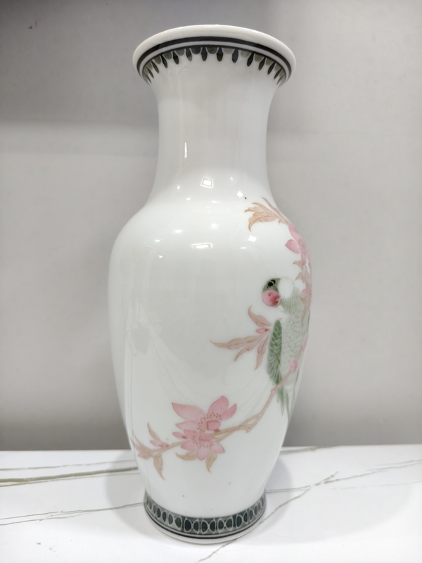 古玩陶瓷中國工藝美術大師李人中《桃花鸚鵡圖》花鳥紋瓶拍賣,當前價格68000元