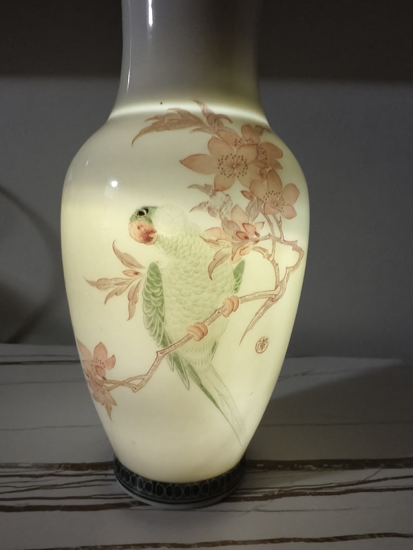古玩陶瓷中國工藝美術大師李人中《桃花鸚鵡圖》花鳥紋瓶拍賣,當前價格68000元