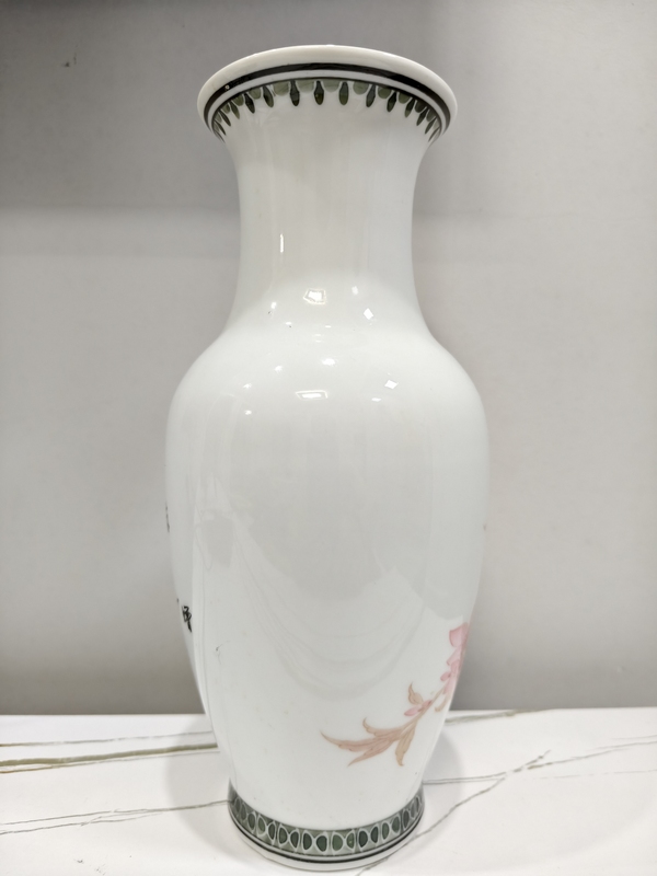古玩陶瓷中國工藝美術大師李人中《桃花鸚鵡圖》花鳥紋瓶拍賣,當前價格68000元