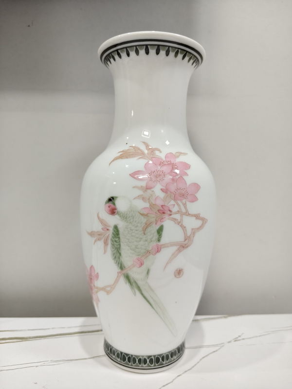 古玩轉賣中國工藝美術大師李人中《桃花鸚鵡圖》花鳥紋瓶拍賣，當前價格5200元