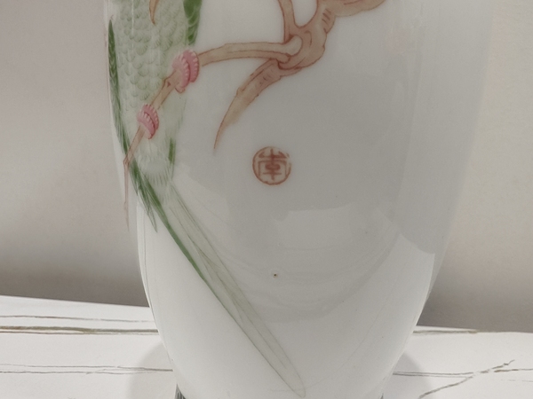 古玩陶瓷中國工藝美術大師李人中《桃花鸚鵡圖》花鳥紋瓶拍賣，當前價格68000元