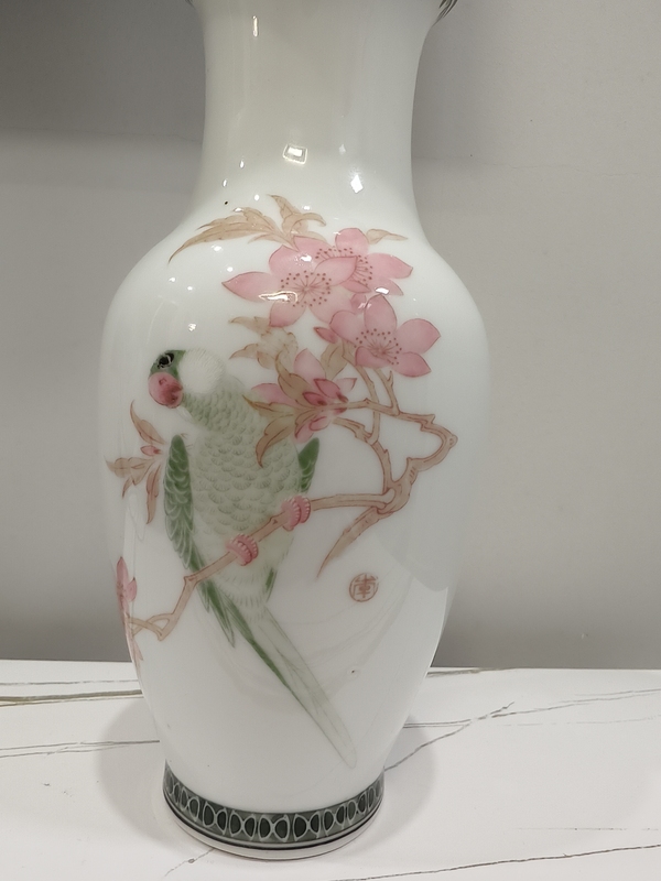 古玩陶瓷中國工藝美術大師李人中《桃花鸚鵡圖》花鳥紋瓶拍賣,當前價格68000元