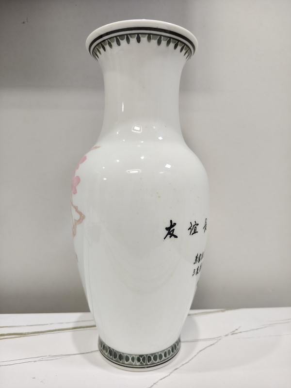 古玩陶瓷中國工藝美術大師李人中《桃花鸚鵡圖》花鳥紋瓶拍賣,當前價格68000元