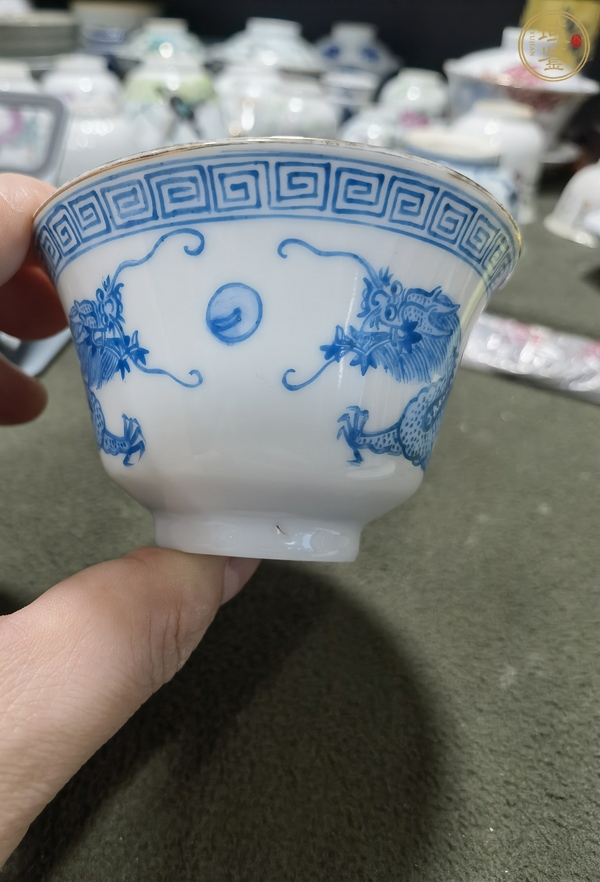 古玩陶瓷藍料彩龍紋杯真品鑒賞圖