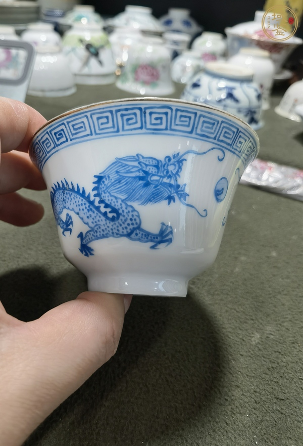 古玩陶瓷藍料彩龍紋杯真品鑒賞圖