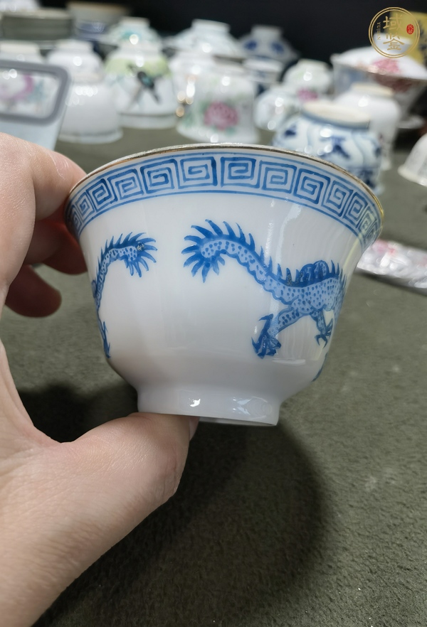 古玩陶瓷藍料彩龍紋杯真品鑒賞圖